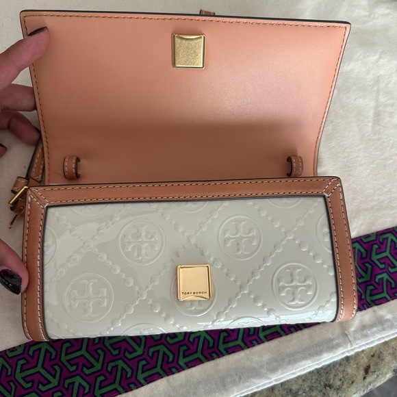 New Tory Burch MONOGRAM PATENT EMBOSSED WALLET CROSSBODY - Picture 5 of 8